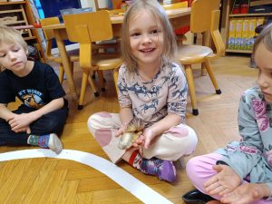 Rita delikatnie dotyka ślimaka