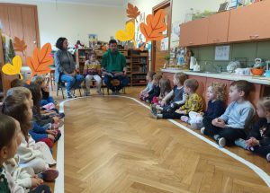 Rodzice Marcelinki czytają dzieciom książkę