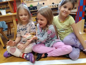 Rita delikatnie dotyka ślimaka