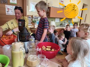 Staś będzie robił sok z marchewki