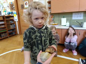 To jest domek ślimaka pokazuje Nina