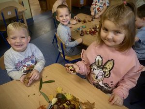 Tworzenie zwierząt z kasztanów, żołędzi i liści.