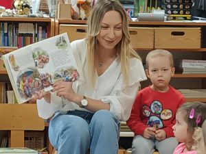 Wiktor razem z mamą prezentuje swoje ulubione książeczki