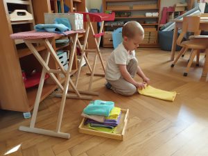 Wiktor składa ręczniczki