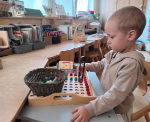 Wiktor układa pomponiki