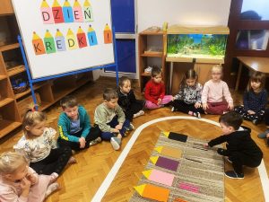 Układanie kredek według koloru.