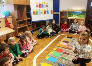 Segregowanie kolorowych kredek.