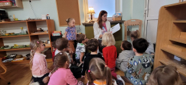 Mama Lidii czyta dzieciom z grupy 7