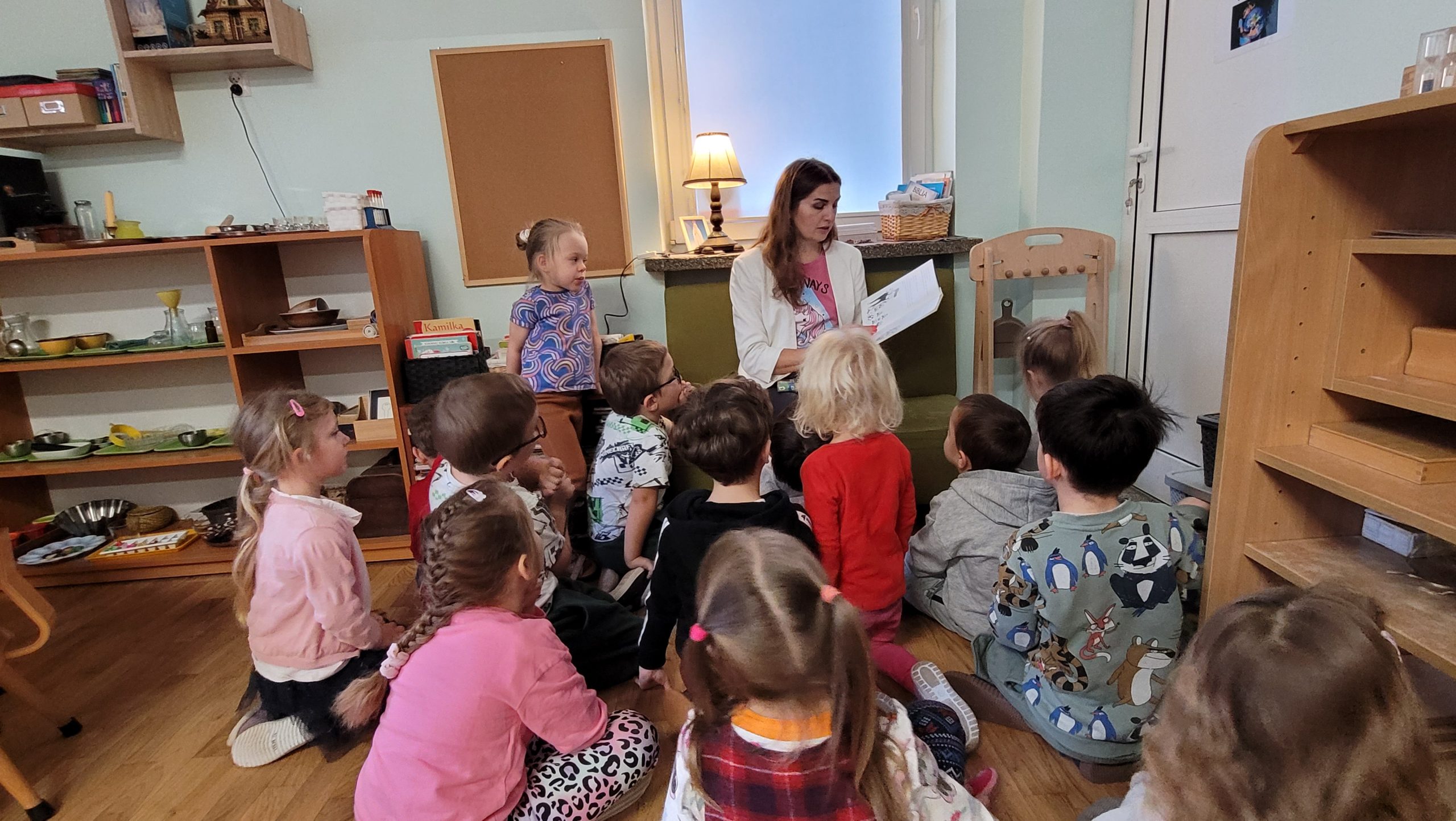 Mama Lidii czyta dzieciom z grupy 7