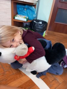 Gabrysia bardzo kocha swojego misia