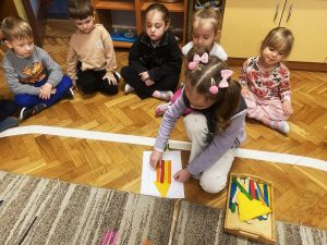 Tworzenie kredki z kolorowych patyczków.