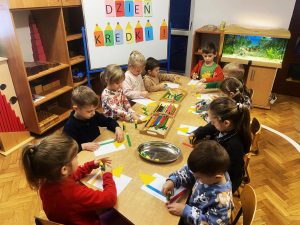 Tworzenie pracy plastycznej.