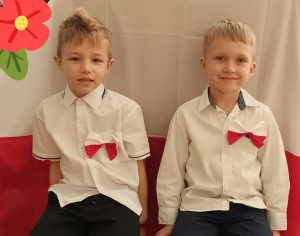 Chłopcy mają kotyliony biało - czerwone