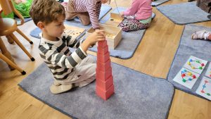 Ćwiczenia z różową wieżą