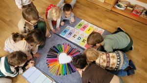 Dzieci cieszą się z wykonanej pracy