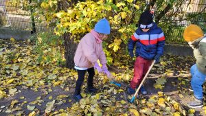Dzieci grabią liście