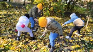 Dzieci grabią liście
