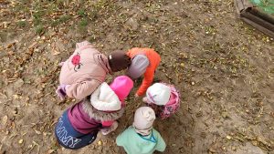 Dzieci obserwują biedronką