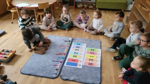 Dzieci segregują kredki wg koloru