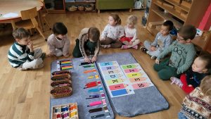 Dzieci segregują kredki wg odcieni