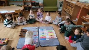 Dzieci segregują kredki wg wielkości