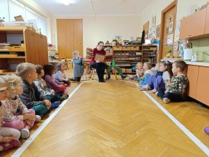 Dzieci słuchają w dużym skupieniu