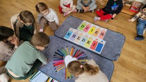 Dzieci układają kompozycję z kredek