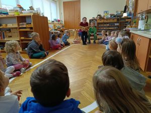 Dzieci uważnie słuchają bajki