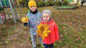 Dzieci zbierają jesienne liście