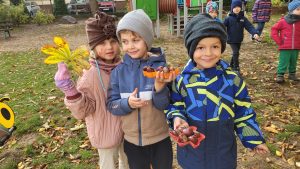 Dzieci zbierają jesienne skarby