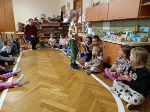 Ernest prezentuje dzieciom ilustracje w książce