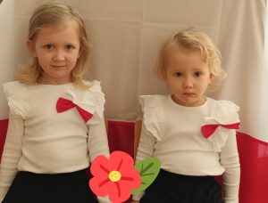 Hania i Liliana na tle flagi biało - czerwonej