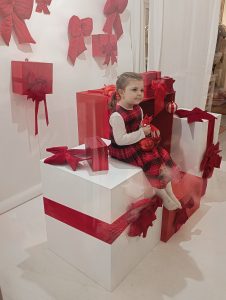 Emilka wśród prezentów