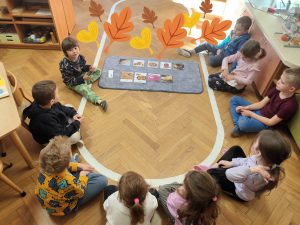 Lewek prezentuje dzieciom dania regionalne