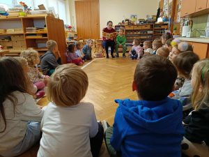 Mama Ernesta czyta dzieciom ulubione bajki Ernesta