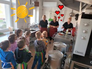 Pani Żanetka smaży dzieciom placki ziemniaczane