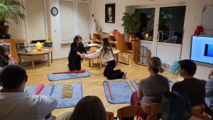 Pokaz pracy z czerwonymi belkami.