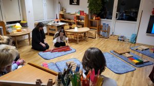 Pokaz pracy z czerwonymi belkami.