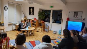 Pokaz pracy z drewnianymi cylindrami