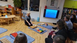 Pokaz pracy z drewnianymi cylindrami i kolorowymi walcami