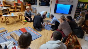 Praca rodziców z materiałem sensorycznym