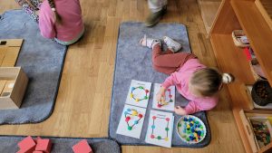Praca z materiałem rozwojowym Marii Montessori