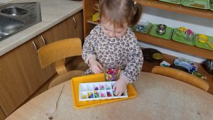 Segregowanie kolorowych kamyczków