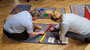 Układanie kolorowych walców