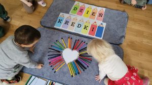 Układanie kompozycji z różnokolorowych kredek