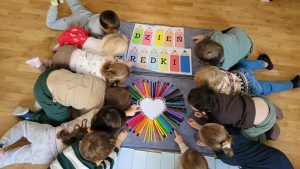 Ułożone serduszko z kredek