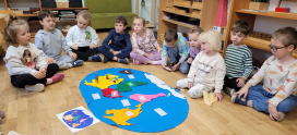 Praca dzieci z materiałem rozwojowym Marii Montessori w grupie 7