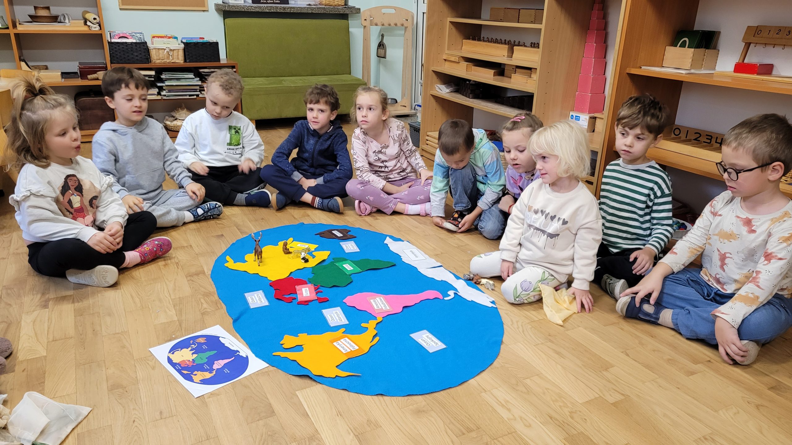 Praca dzieci z materiałem rozwojowym Marii Montessori w grupie 7