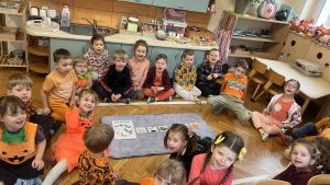 dzieci poznają cykl życia dyni