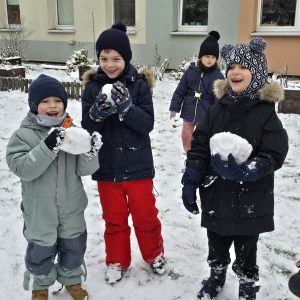 Śnieżne kule chłopców